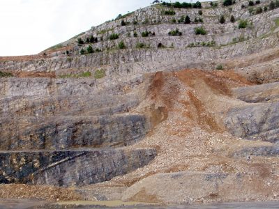 The Italcementi quarry section in northern Italy preserves a record of the end Triassic mass extinction. Major changes in the chemistry of these marine sedimentary rocks are consistent with the effects of ocean acidification occurring at the onset of extinction (Credit: Aviv Bachan)